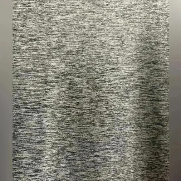 Women’s Under Armour Loose Heat gear short sleeve top in gray/black. Size XS - Picture 2 of 9